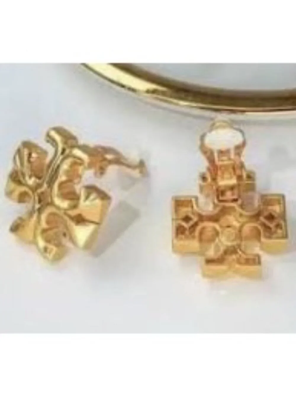 *** Tory Burch Roxanne Gold Logo Clip-On Earrings